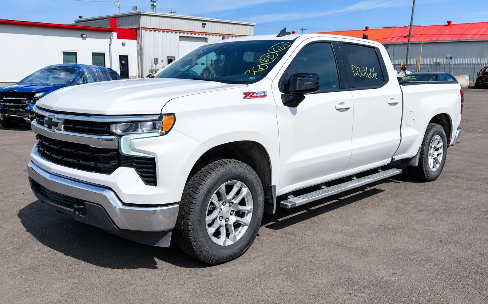 2025 Chevrolet Silverado K1500 LT blanc, vue avant trois quarts