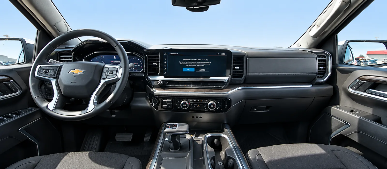 Intérieur du Silverado 2025 : volant, tableau de bord et console centrale