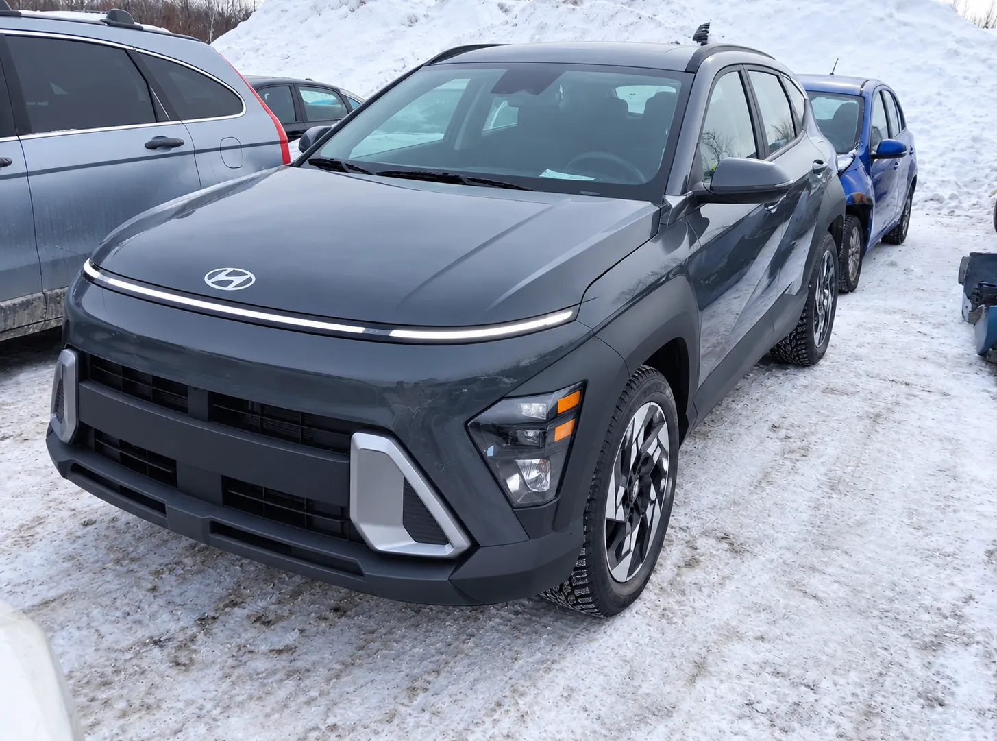 Hyundai Kona SE 2026 gris, vue avant trois quarts