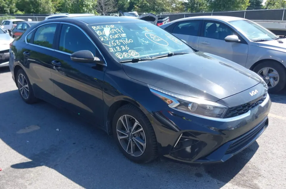 Kia Forte 2023 foncée vue avant trois quarts