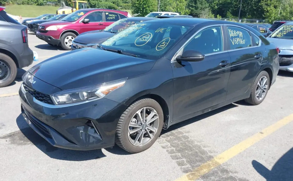 Kia Forte 2023 vue avant et côté