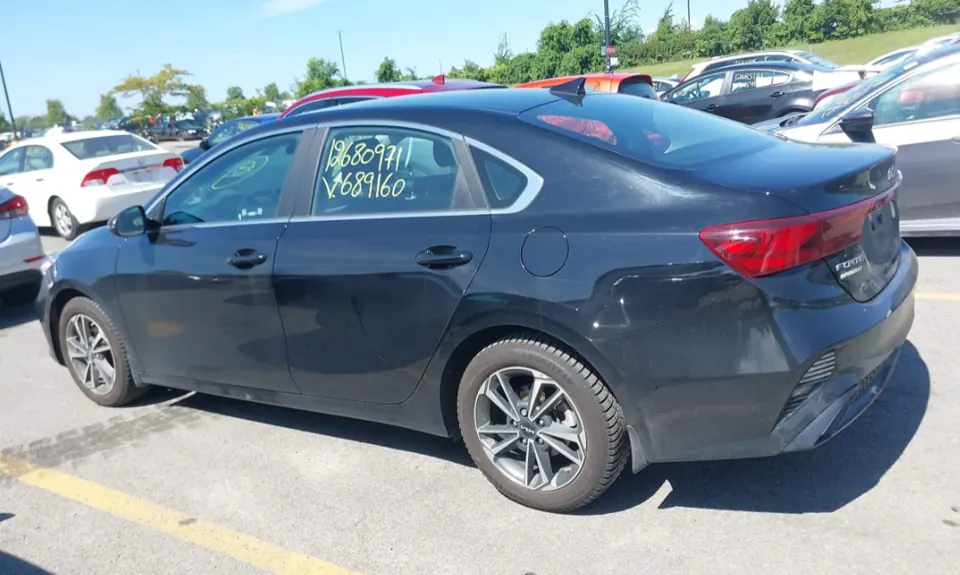 Kia Forte 2023 vue arrière côté gauche