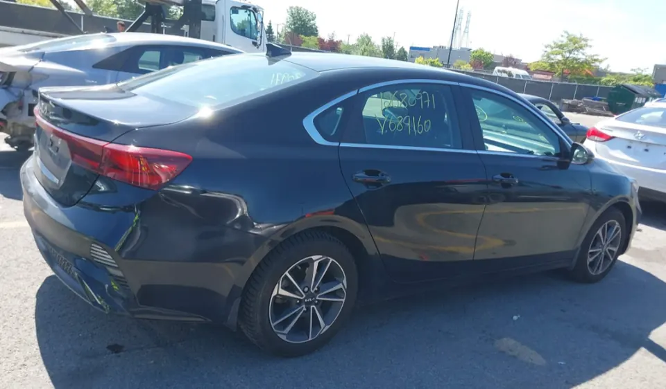 Kia Forte 2023 vue arrière côté droit