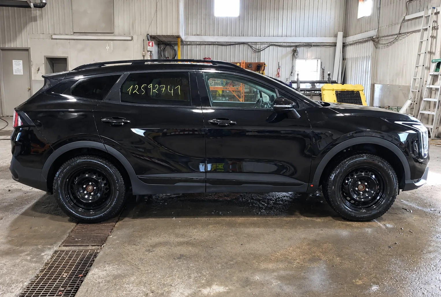 Kia Sportage LX 2026 noir, vue de profil