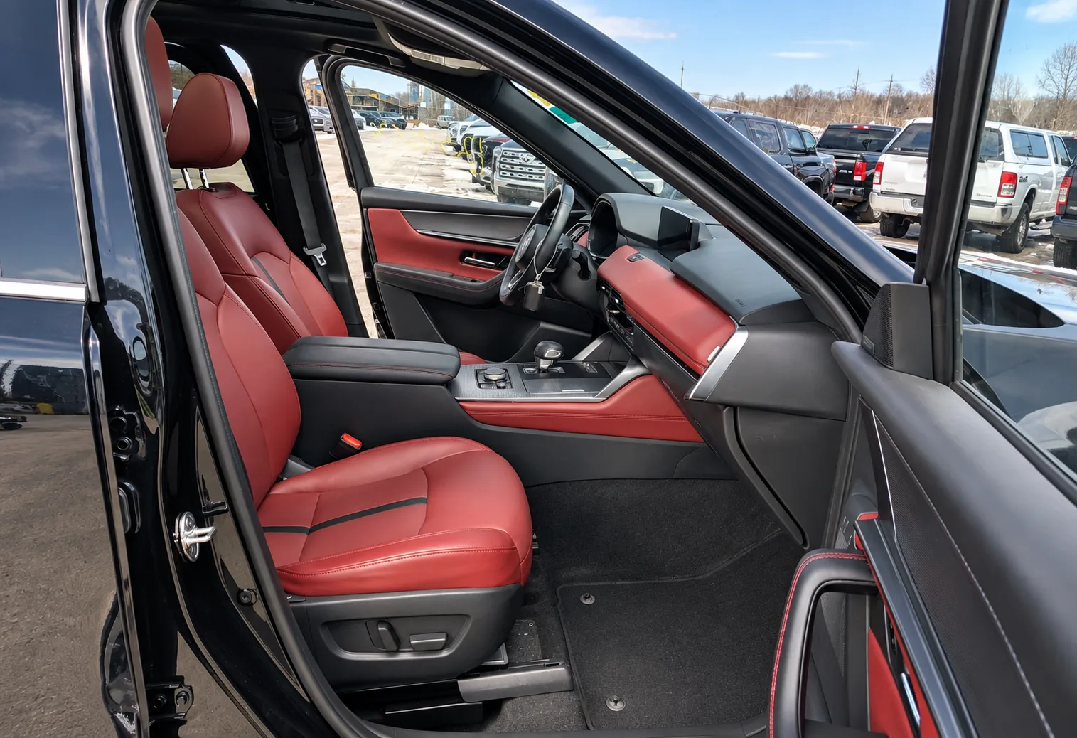 Mazda CX-70 2025 intérieur rouge et console centrale