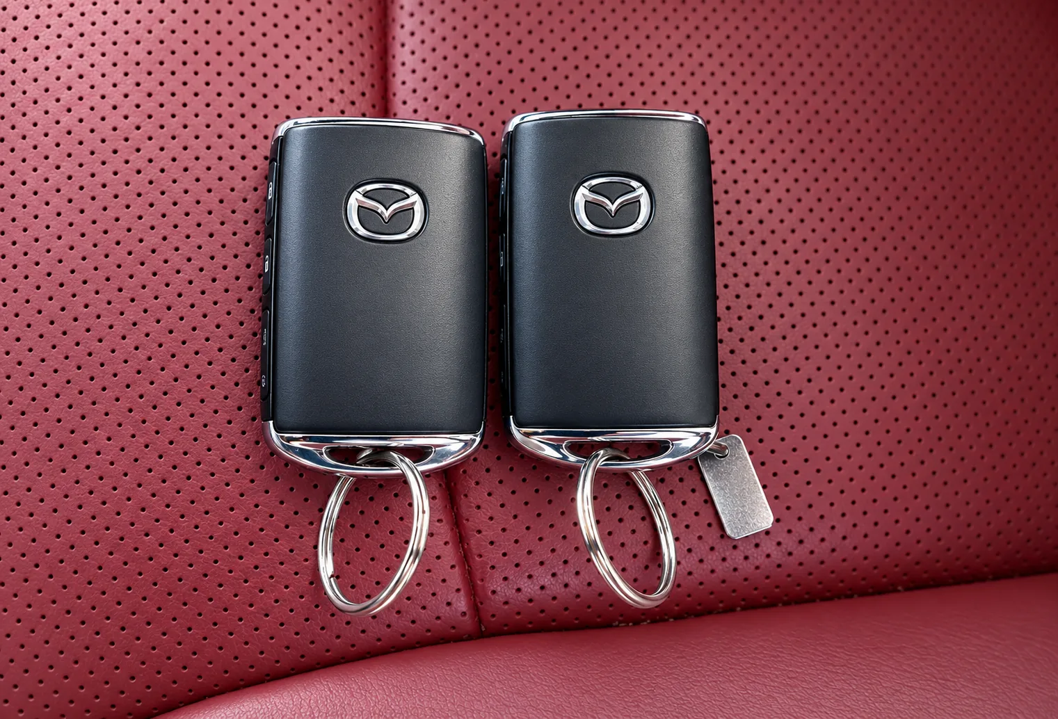 Les deux clés de la Mazda CX-70 Premium 2025