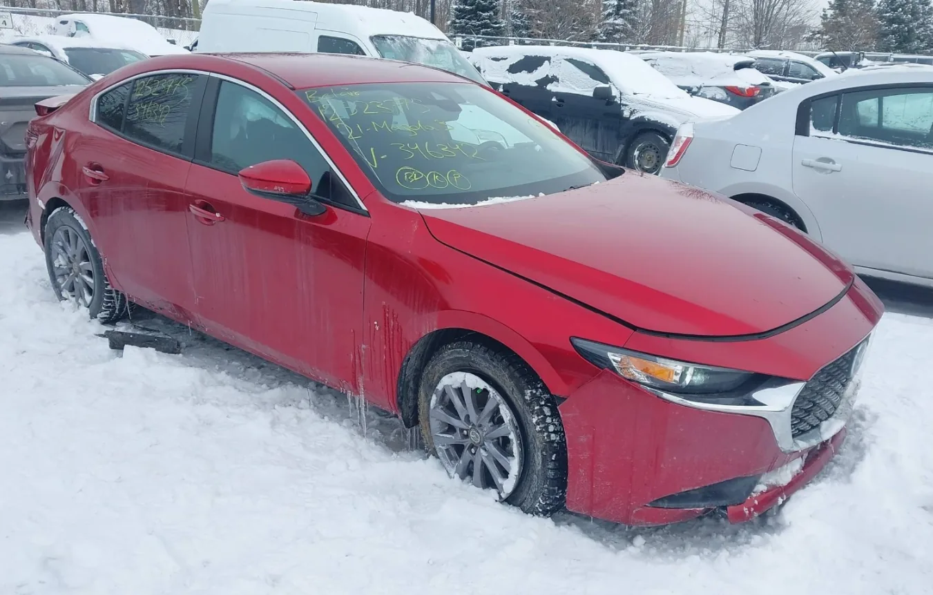 Mazda3 2021 accidentée vue avant côté