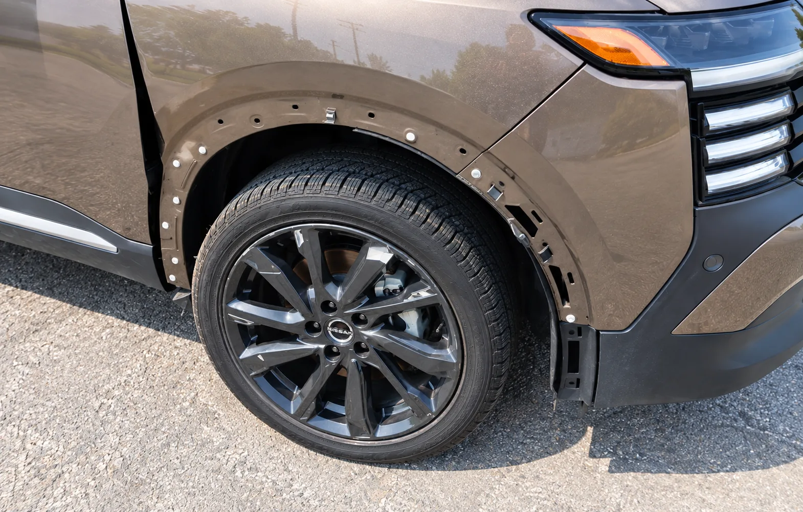 2025 Nissan Kicks SR Premium roue avant droite et moulure
