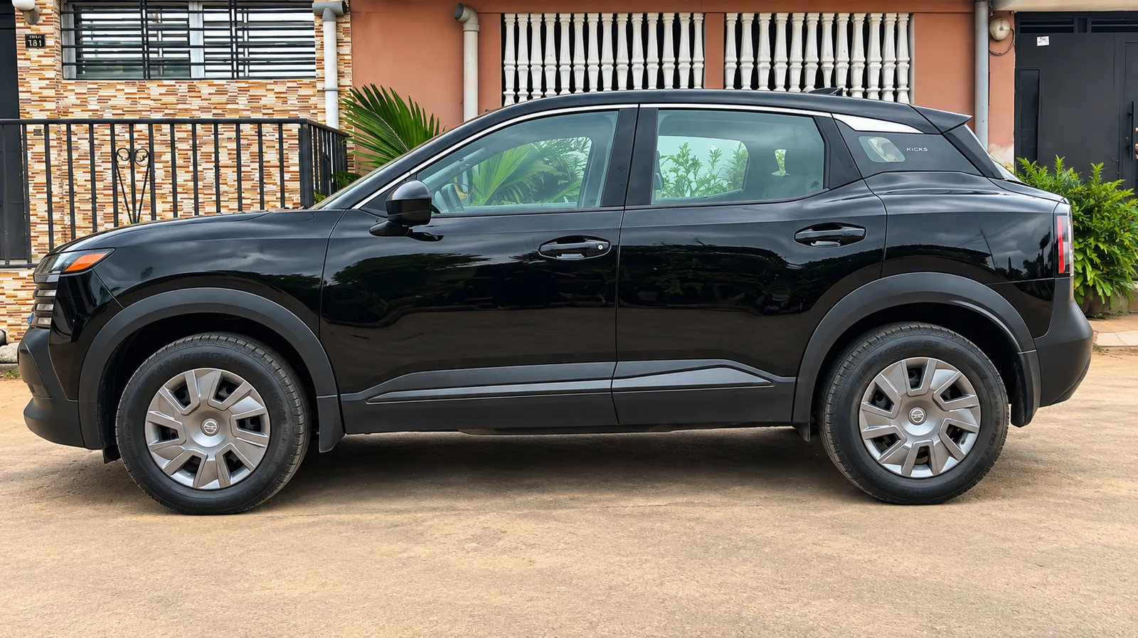 2025 Nissan Kicks S vue de côté