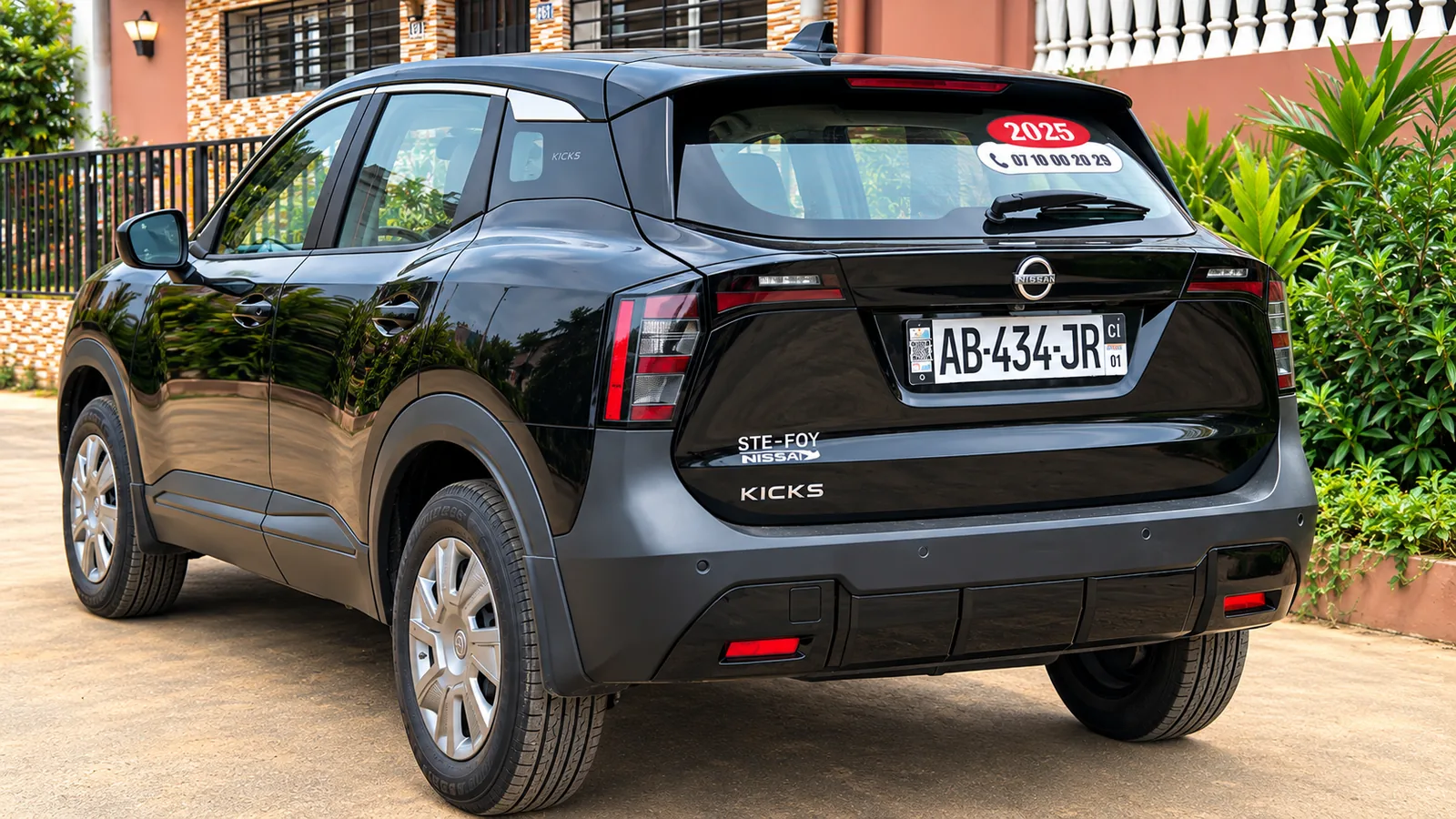2025 Nissan Kicks S vue arrière trois quarts