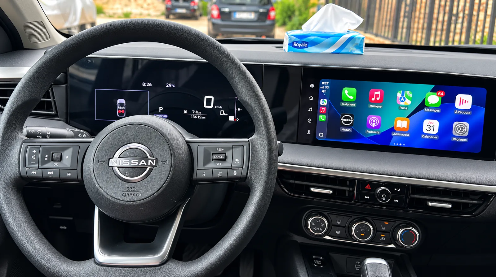 2025 Nissan Kicks S tableau de bord et écran central