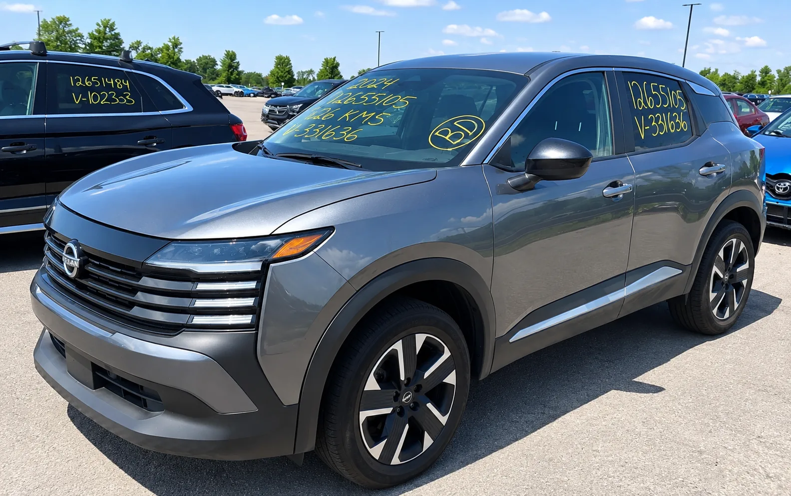 Nissan Kicks SV 2026 gris, vue avant trois quarts