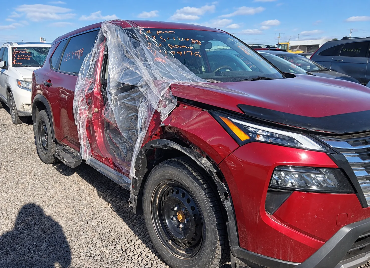 Nissan Rogue S AWD 2024 rouge accidenté, dommages visibles côté droit